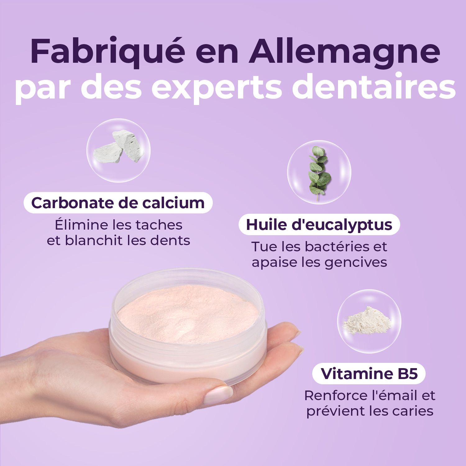 Poudre blanchissante pour dents en main. Ingrédients: carbonate de calcium, huile d'eucalyptus, vitamine B5.