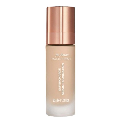 Flacon de sérum fond de teint. Marque : M. Asam. Nom du produit : Magic Finish Supercharge Serum Foundation. Teinte : Creamy Nude. 30 ml.