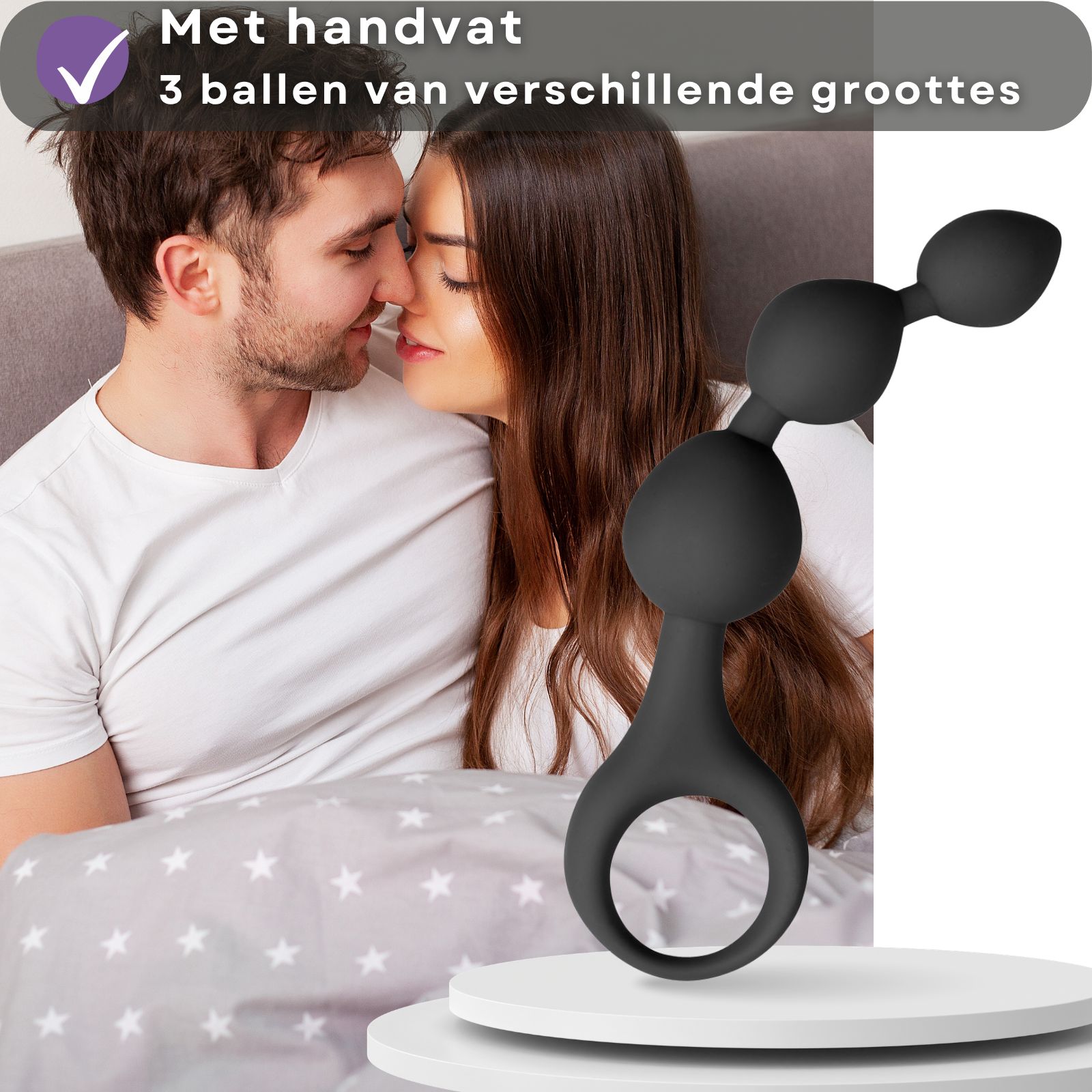 Anale kralen van siliconen, 3 ballen. Koppel in bed. Tekst: Met handvat, 3 ballen.