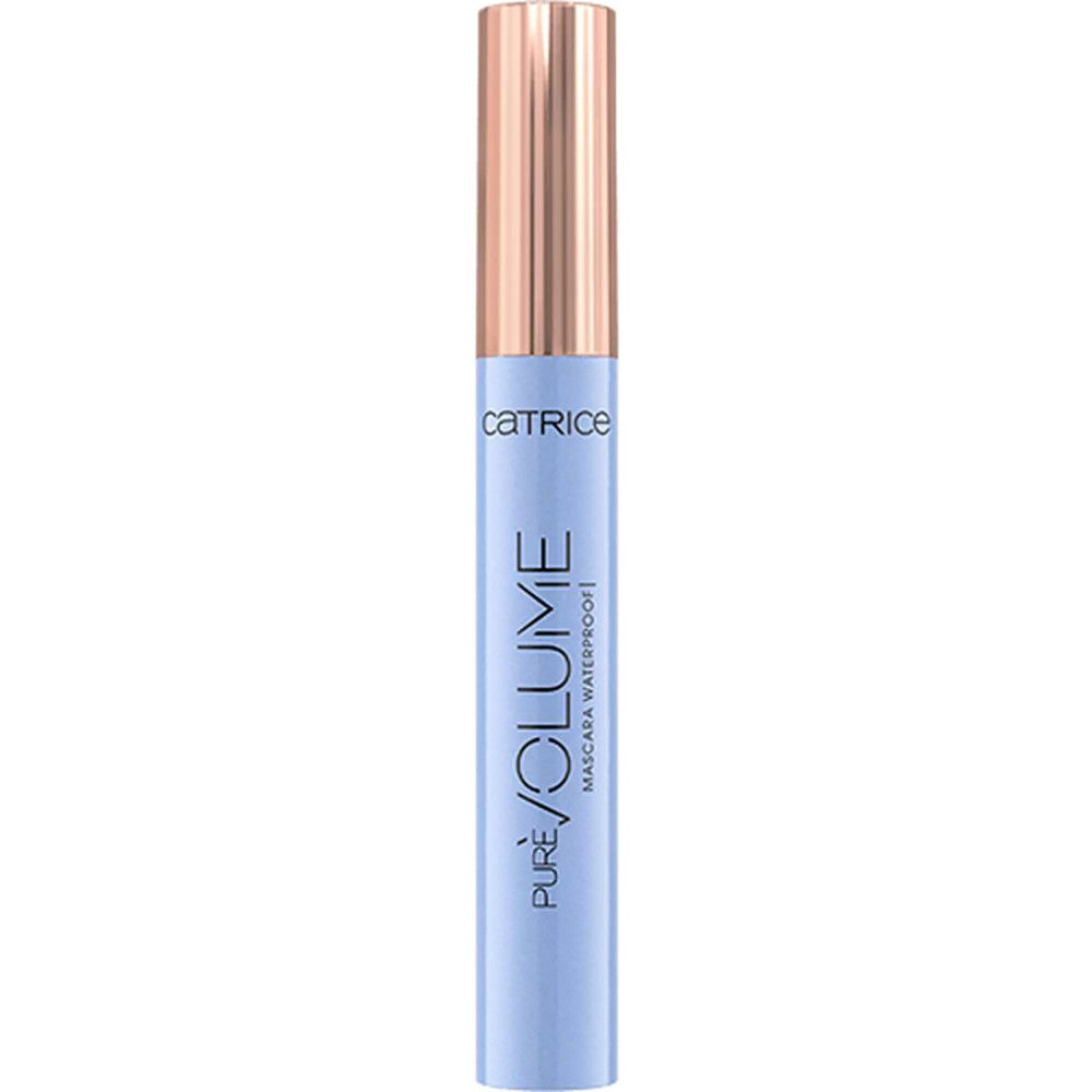 Tube de mascara bleu clair avec bouchon cuivré. Inscription : CATRICE, PURE VOLUME, Mascara Waterproof.