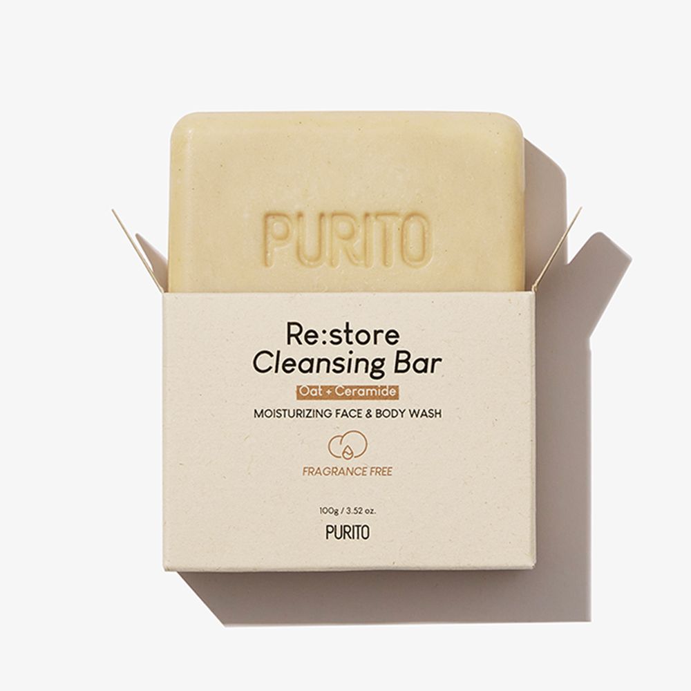 Savon beige dans un emballage ouvert. L'emballage indique "Re:store Cleansing Bar" et "PURITO".