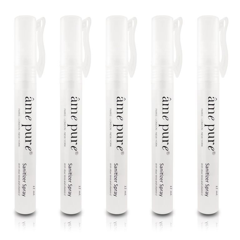Vijf kleine, doorzichtige flesjes met witte dop en kap, met âme pure handdesinfecterende spray.