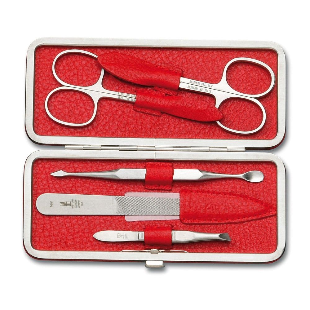 Manicure etui met rode binnenkant. Bevat nagelschaar, nagelvijl, pincet en andere tools. Metalen frame.
