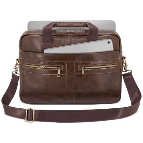 Bruine leren tas met ritsen, handvat en schouderriem. Tablet en laptop binnenin.