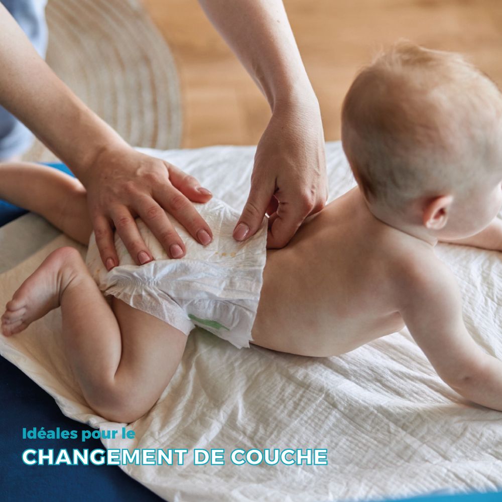 Bébé en train d'être changé. Sur une alèse Dailee Bed.