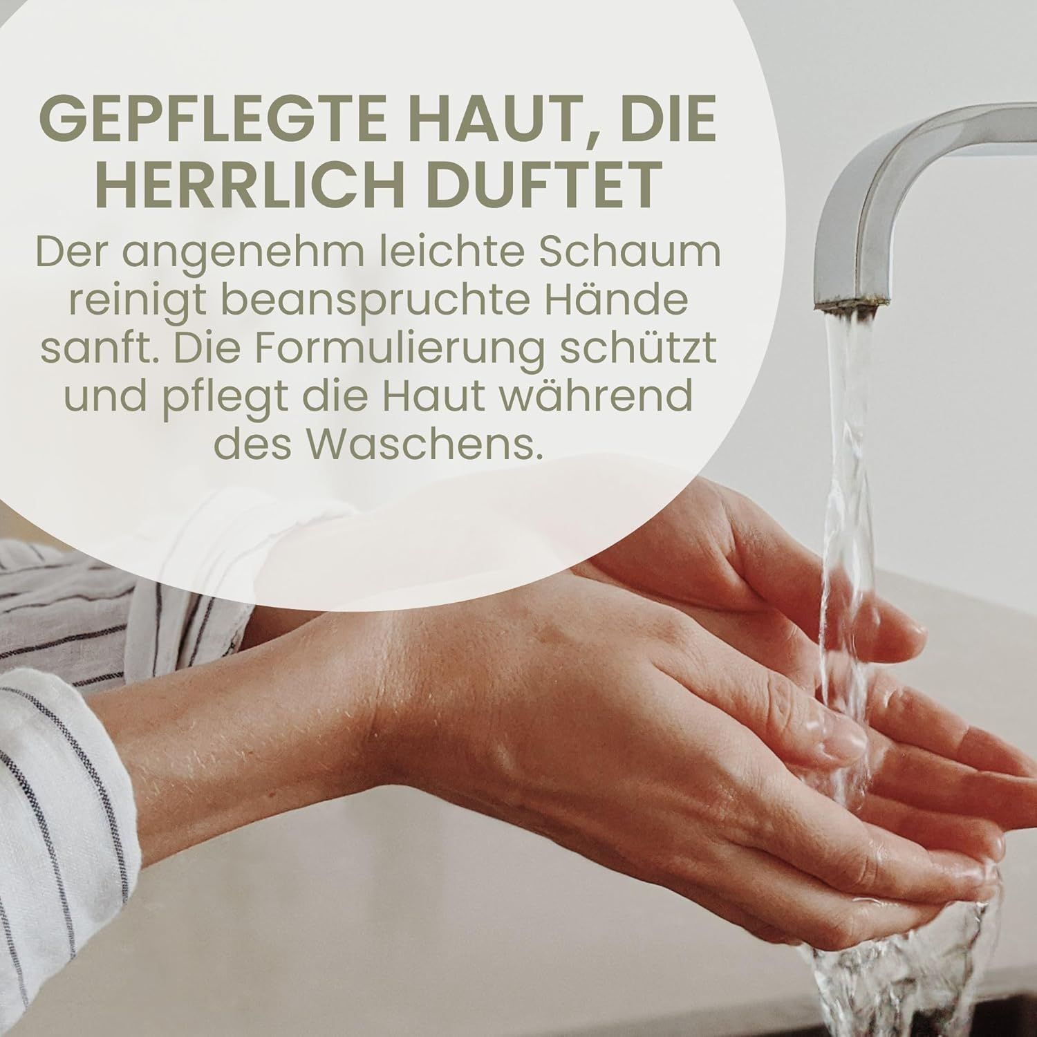 Mains sous l'eau courante. Un robinet en arrière-plan. Aucune information sur le produit visible.