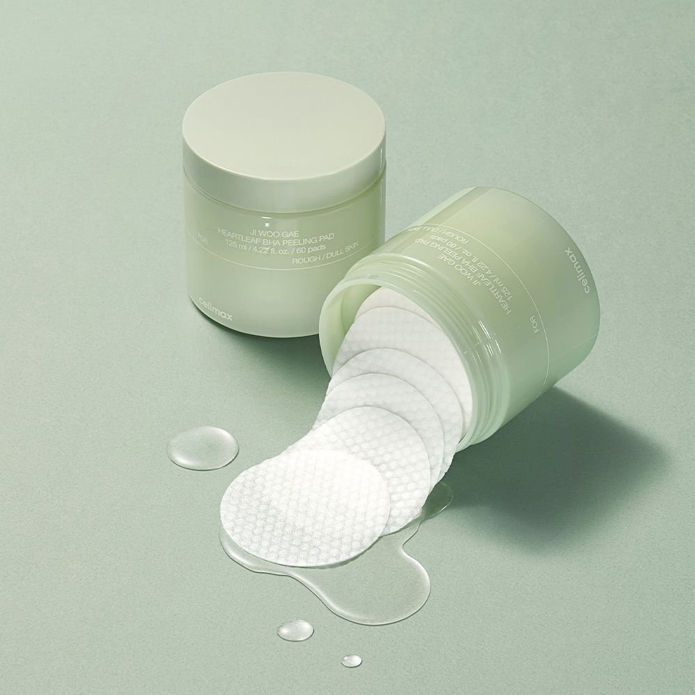 Een open container met Celimax Heartleaf BHA Peeling Pads en gemorste vloeistof.