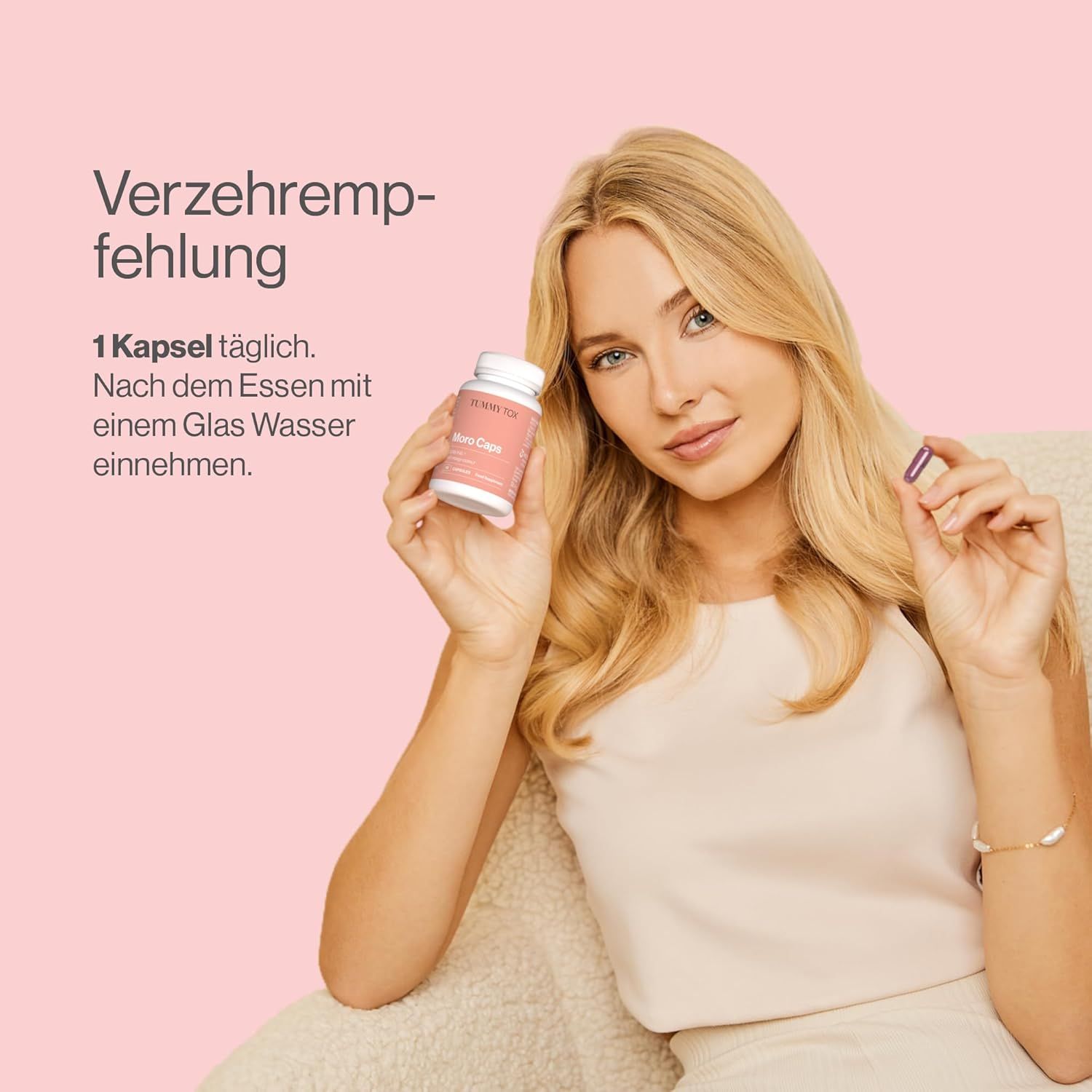 Femme tenant un flacon "Tummy Tox Moro Caps" et une gélule. Utilisation: 1 gélule par jour après le repas avec de l'eau.