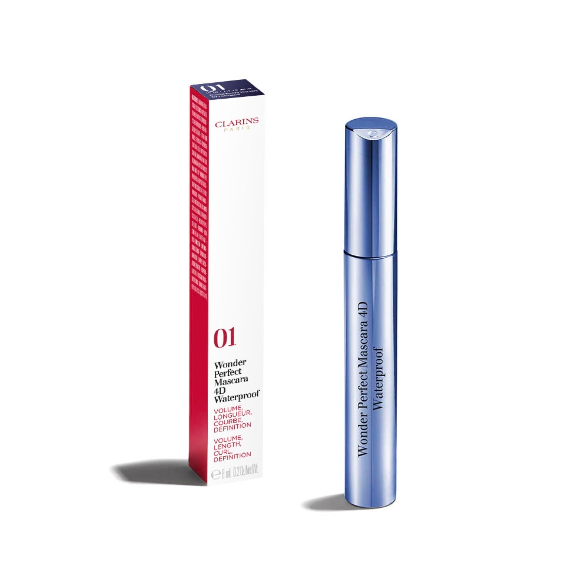 Clarins Wonder Perfect Mascara 4D Waterproof et emballage. Tube de mascara bleu et emballage côte à côte. Nom du produit visible.