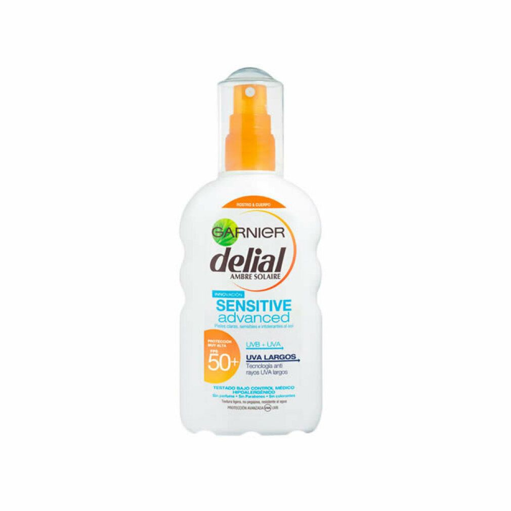 Witte sprayfles met oranje sproeikop. Opschrift: Garnier Delial Sensitive Advanced SPF 50+. UVA-bescherming.