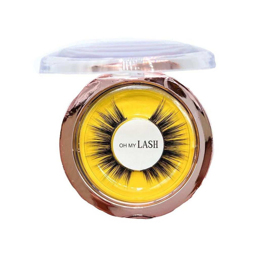 Faux cils dans un emballage rond avec couvercle transparent. Autocollant avec "OH MY LASH".