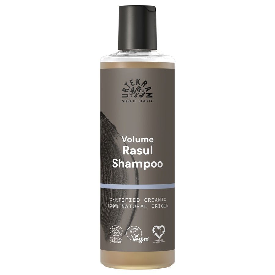 Bruine shampoo fles met zwarte dop. Opschrift: Volume Rasul Shampoo, Nordic Beauty, gecertificeerd biologisch, vegan.