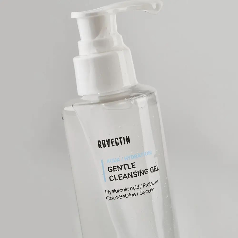 Schuin geplaatste transparante fles met witte pomp. Opschrift: ROVECTIN Aqua Hydration Gentle Cleansing Gel.