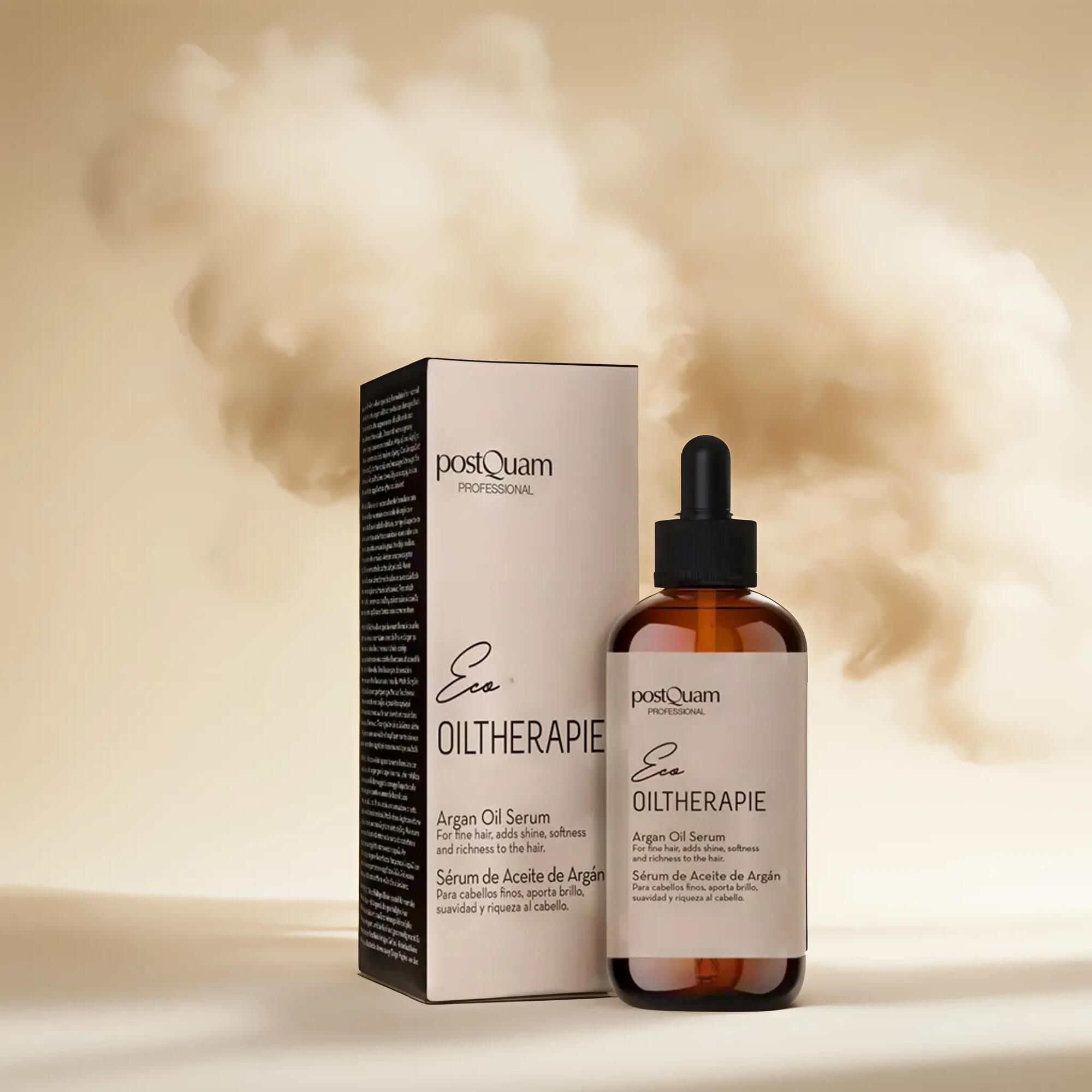 Bruine glazen fles met druppelaar en verpakking. Opschrift: Eco Oiltherapie, Arganolie Serum. Merk: postQuam. Achtergrond: rook.