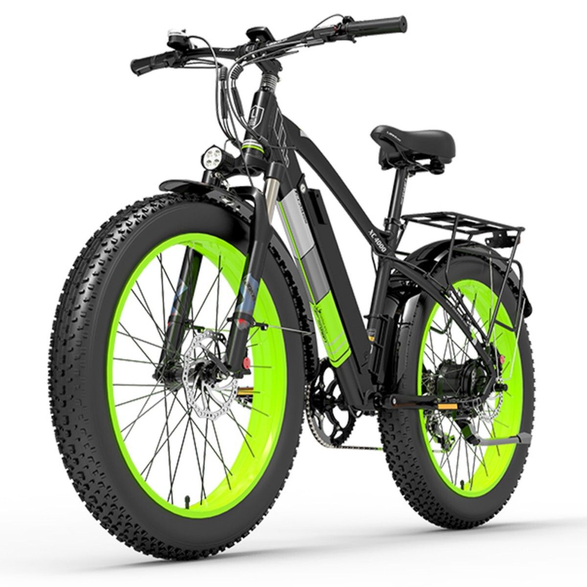Zwarte elektrische mountainbike met groene velgen en accenten. Bagagerek, spatborden en koplamp zichtbaar.