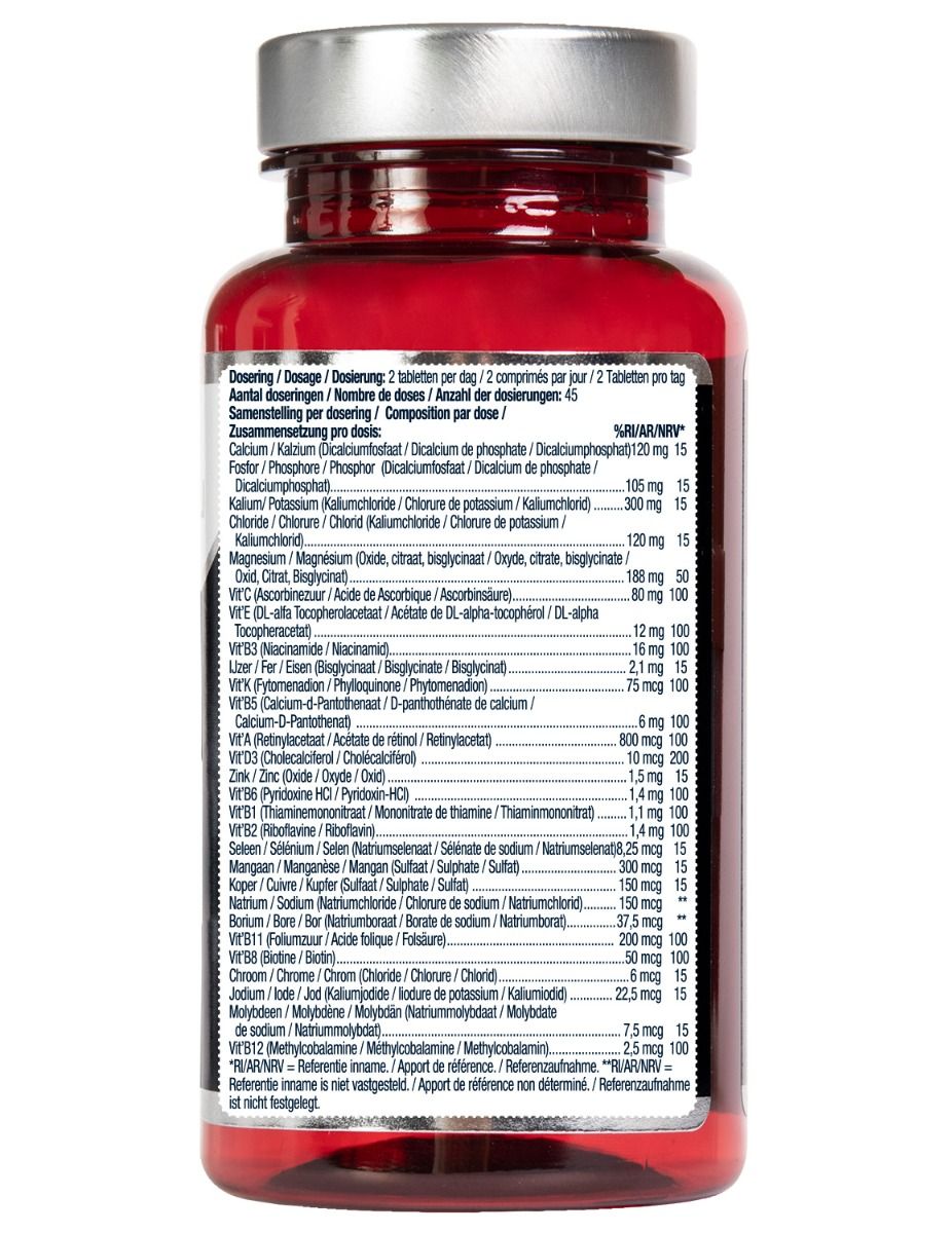 Achterkant rode fles met ingrediëntenlijst. Bevat vitaminen en mineralen. Tekst in het Nederlands.