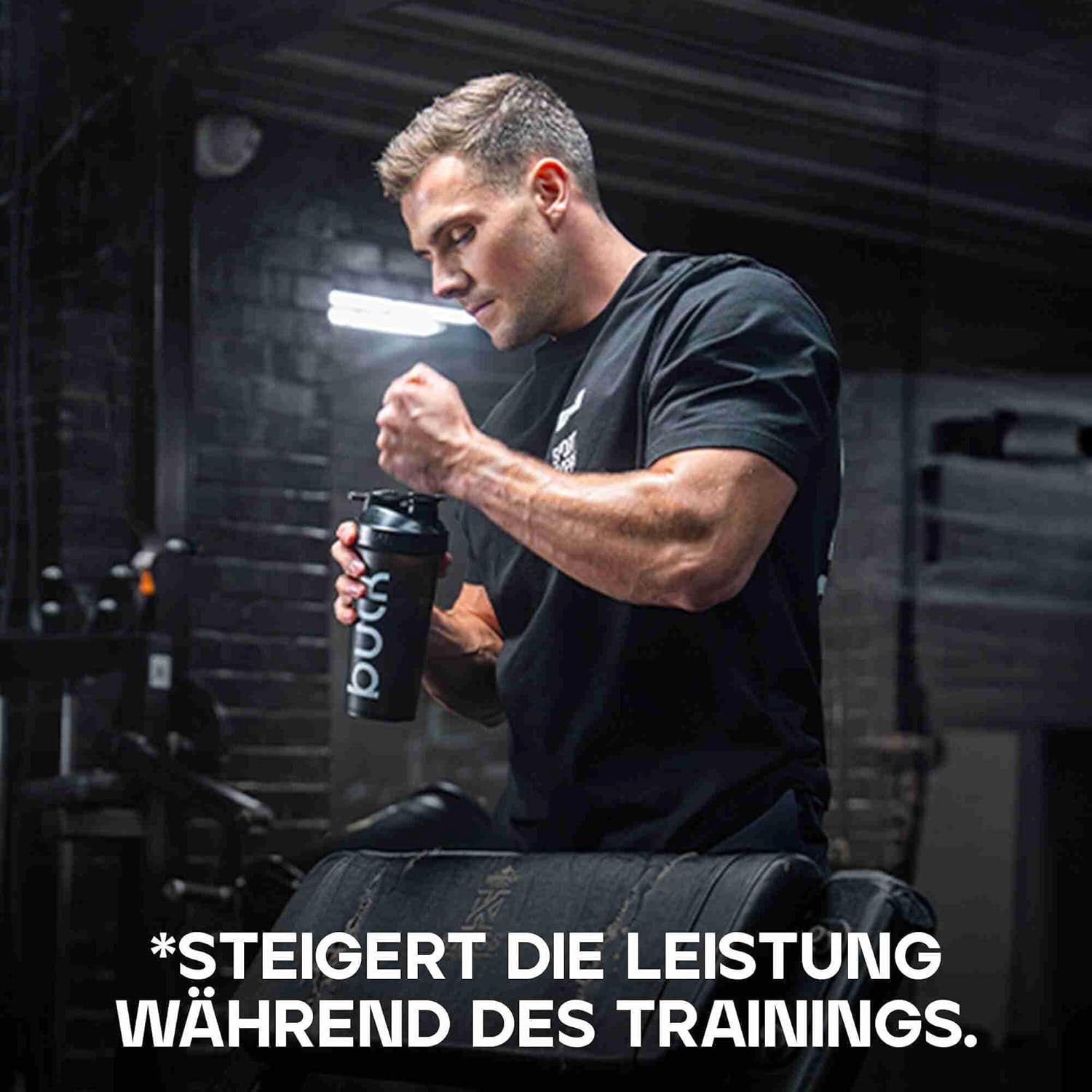 Homme ouvrant un shaker. Texte : *AUGMENTE LES PERFORMANCES PENDANT L'ENTRAÎNEMENT.