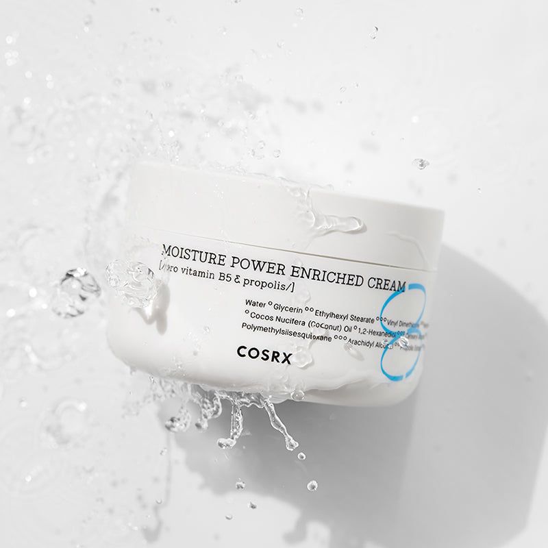 Crème pot met water. Opschrift: MOISTURE POWER ENRICHED CREAM, COSRX.