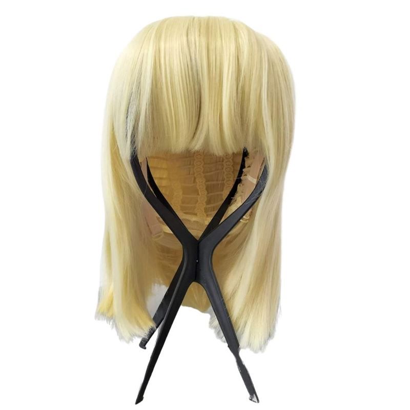Support de perruque noir avec une perruque blonde.
