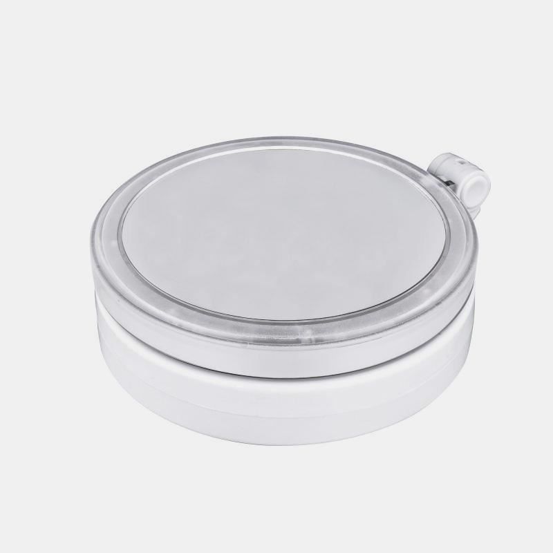 Miroir de maquillage compact fermé avec éclairage LED, prêt à être transporté.