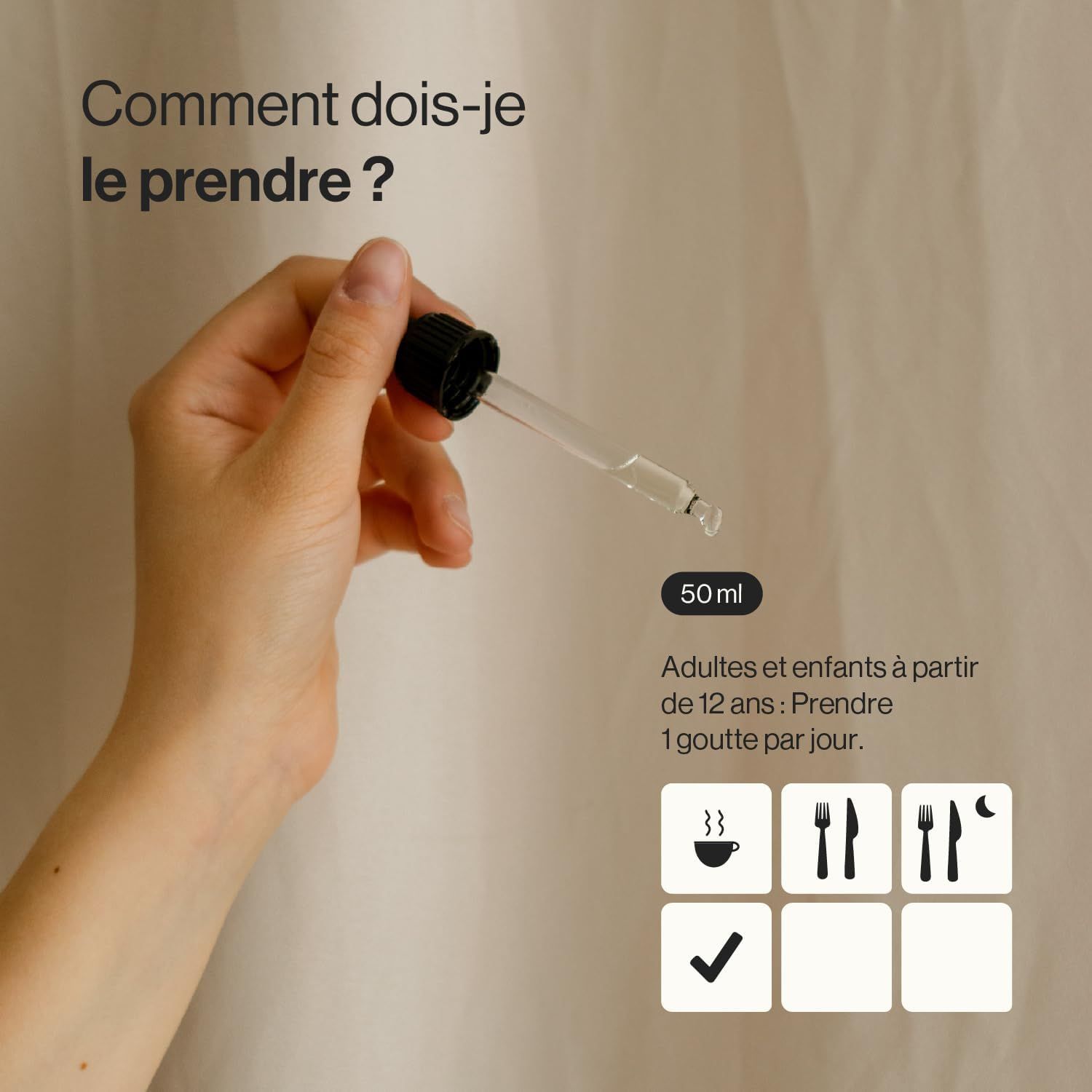 Main tenant une pipette de gouttes Zenement Vitamine D3 + K2. 50ml. Prise pour adultes et enfants dès 12 ans.