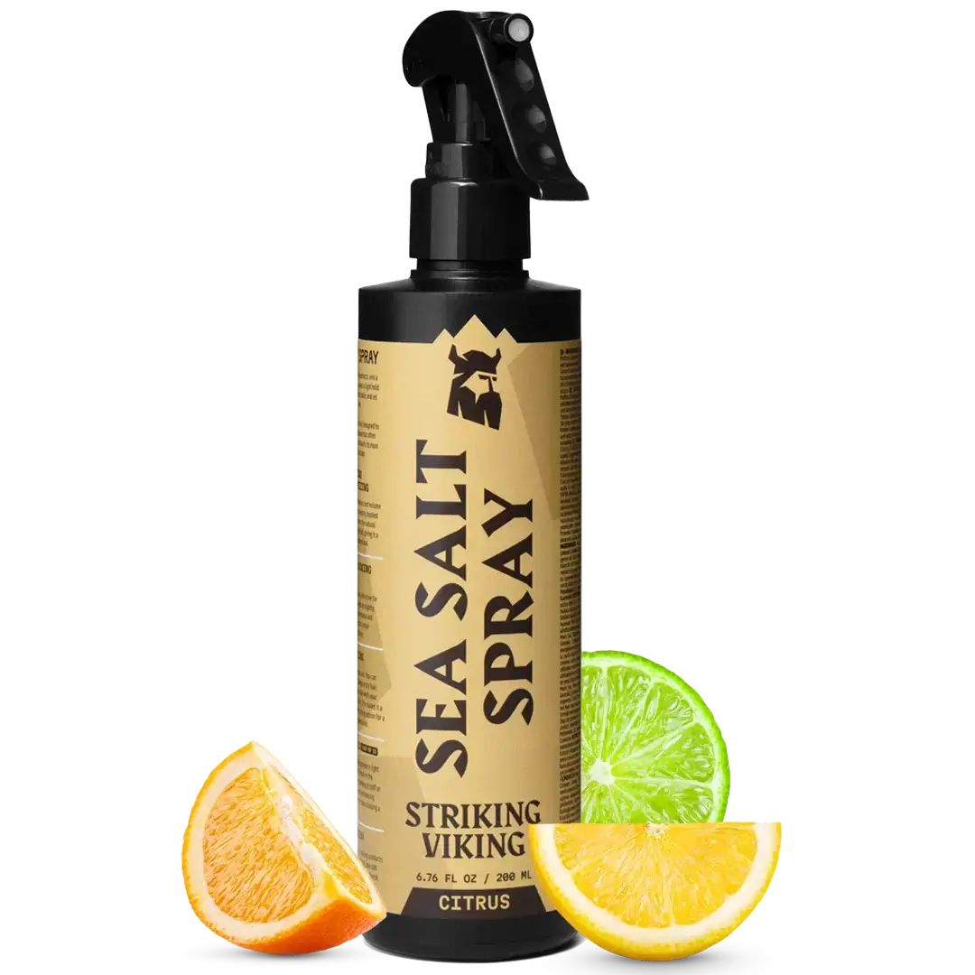 Flacon pulvérisateur noir avec SEA SALT SPRAY. En dessous : STRIKING VIKING, CITRUS. Tranches de citron et d'orange à côté.