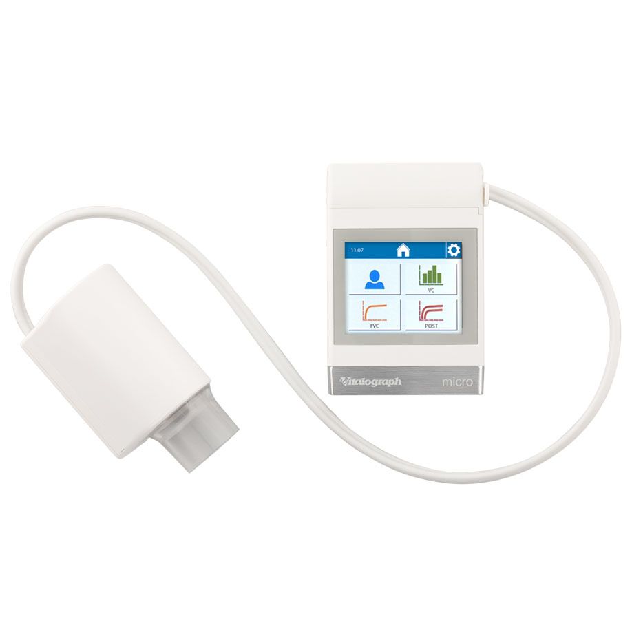 Vitalograph micro hand-spirometer met aangesloten mondstuk en kabel, touchscreen toont longfunctie-grafieken.