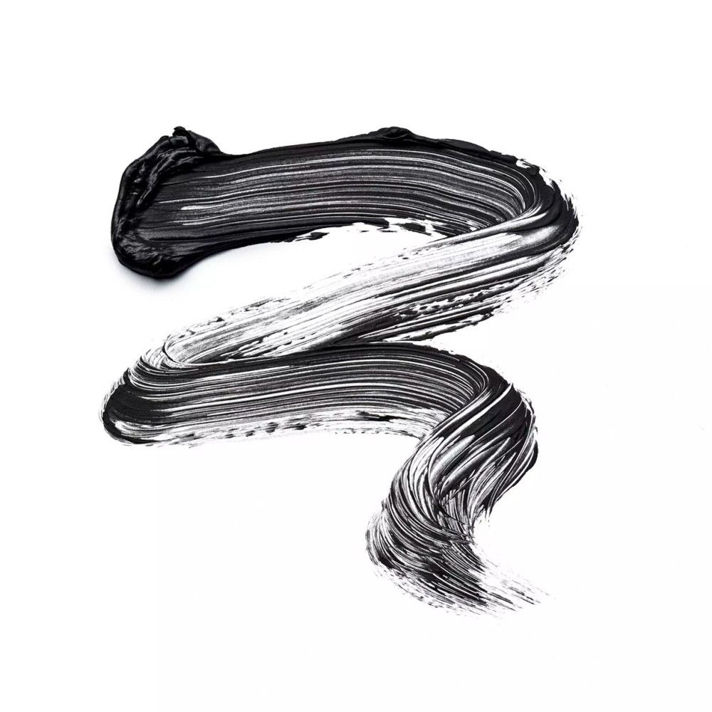 Trait de mascara noir sur fond blanc. Forme ondulée.