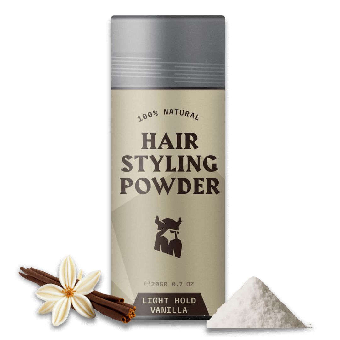 Haarstylingpoeder in blik. Opschrift: Hair Styling Powder, Light Hold Vanilla. Daarnaast vanillestokje, bloem en poederhoop.
