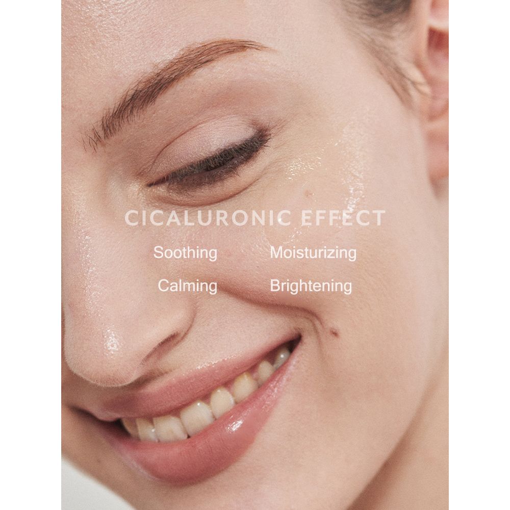 Groene fles in water. Opschrift: Cicaluronic Toner. Merk Mizon.