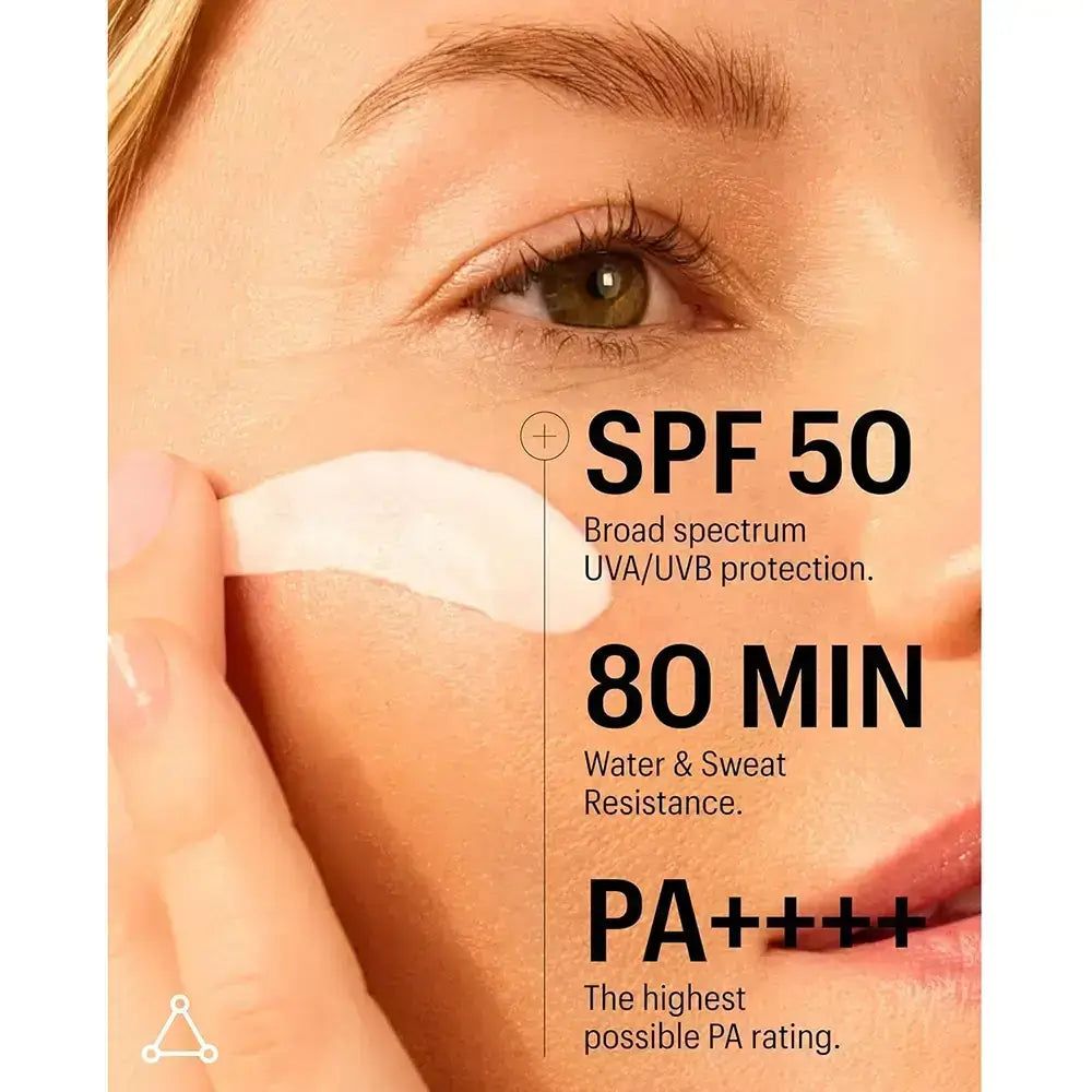 Close-up van een vrouw die SPF 50, 80 minuten waterbestendigheid en PA++++ aanbrengt.