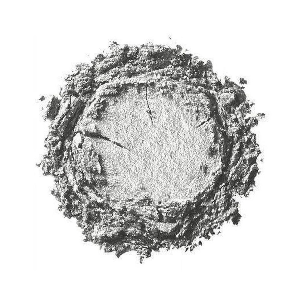 Poudre de fard à paupières argentée émiettée sur fond blanc.