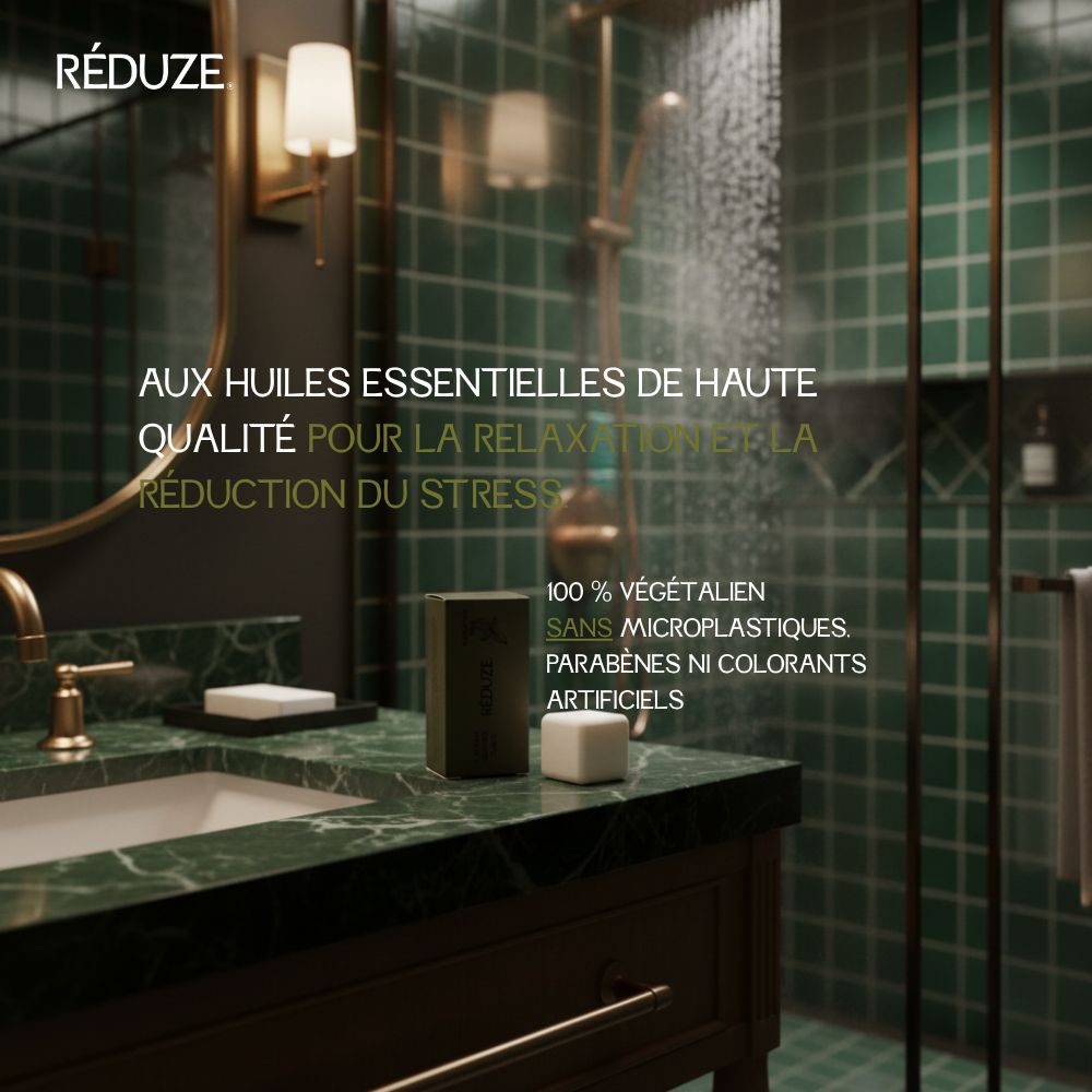Salle de bain avec carrelage vert, miroir, cube de douche et boîte. Texte : RÉDUZE, 100% vegan.