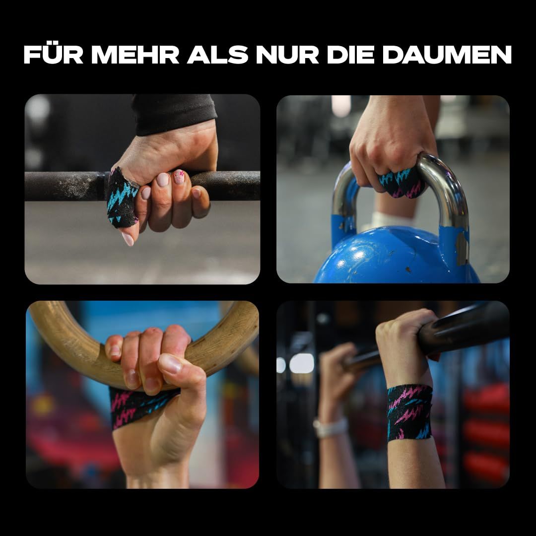 Quatre mains utilisant du ruban rose et bleu pour diverses prises : barre, kettlebell, anneaux, barre de traction.