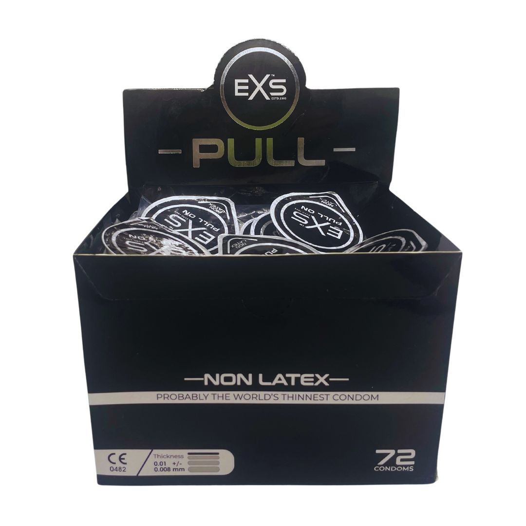 Boîte noire avec préservatifs. Inscription : "EXS PULL - NON LATEX". Contient 72 préservatifs. Marquage CE.