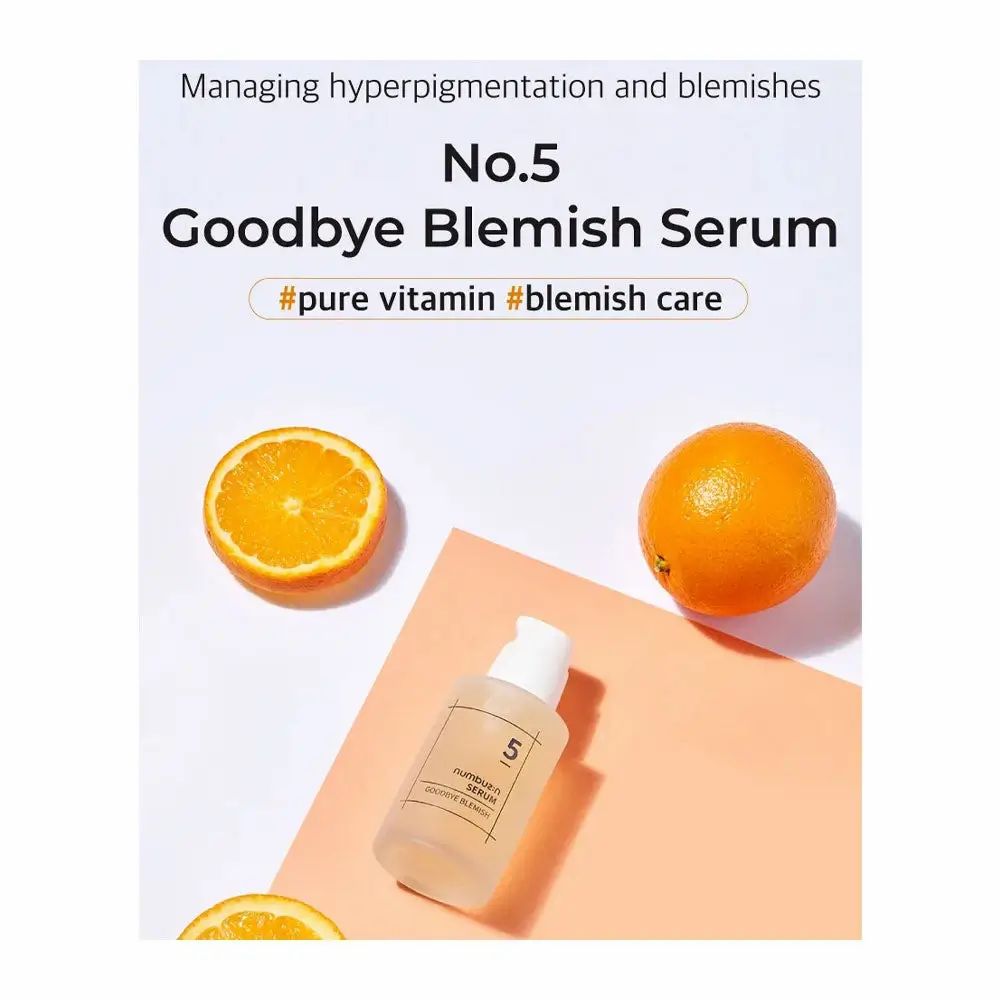 Image produit avec oranges et flacon de sérum. Texte : No.5 Goodbye Blemish Serum, #pure vitamin #blemish care. Fond blanc.