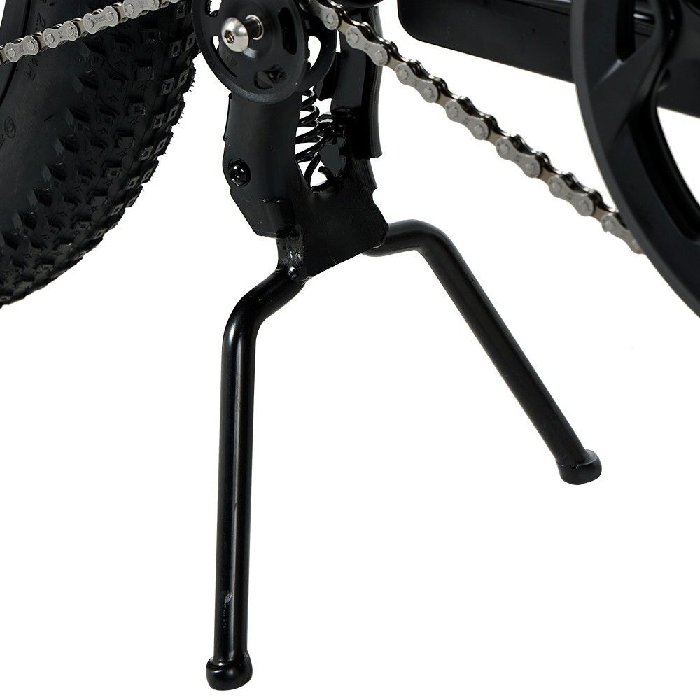 Vélo cargo noir avec béquille. Chaîne, engrenage et roue arrière visibles. Vue détaillée sur fond blanc.