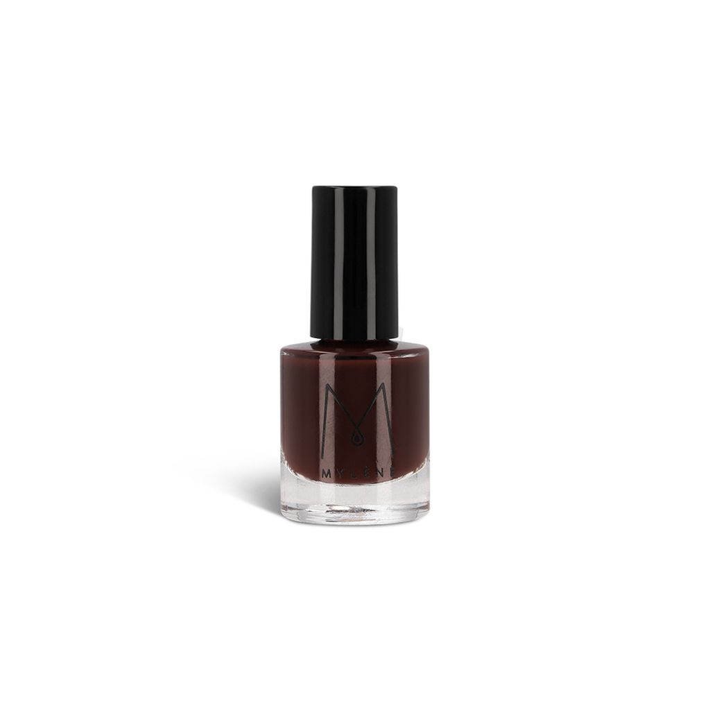 Flacon de vernis à ongles. Bouchon noir. Couleur brun-rouge. Flacon en verre transparent avec logo.