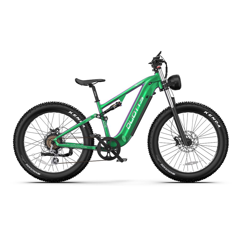 Groene elektrische mountainbike, brede banden, DUOTTS-logo en koplamp.