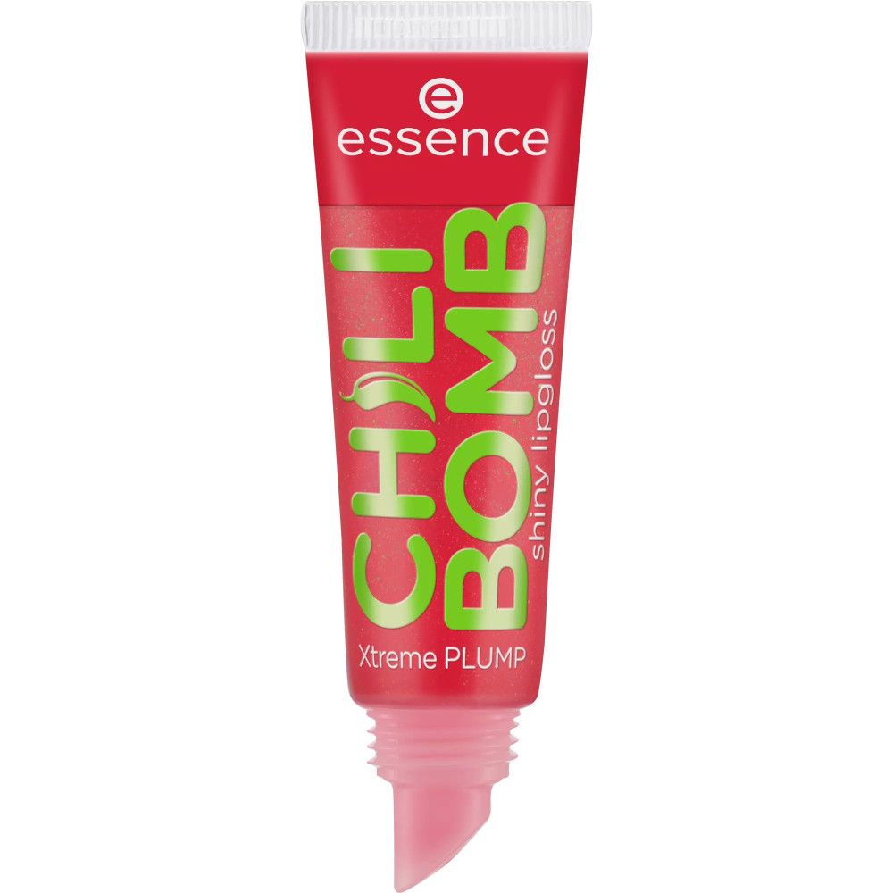 Essence Chili Bomb lipgloss tube. Rood, met groene tekst. Tekst: Chili Bomb, shiny lipgloss, Xtreme PLUMP. Applicator zichtbaar.