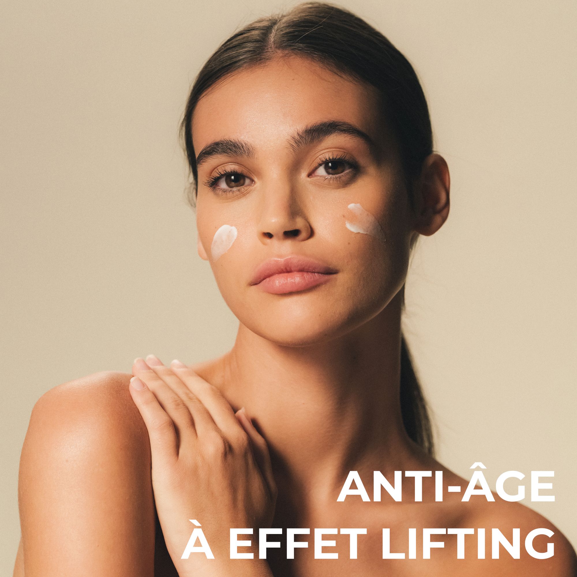 Femme avec crème appliquée sur les joues, anti-âge à effet lifting.