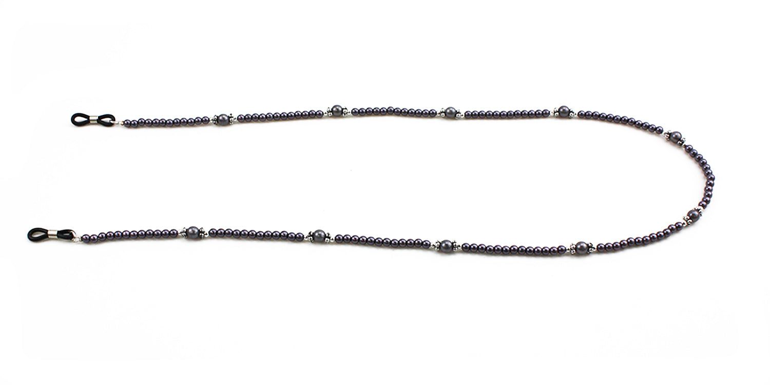 Brillenketting met donkere kralen en zilverkleurige accenten. Einden met lussen voor brilpoten.