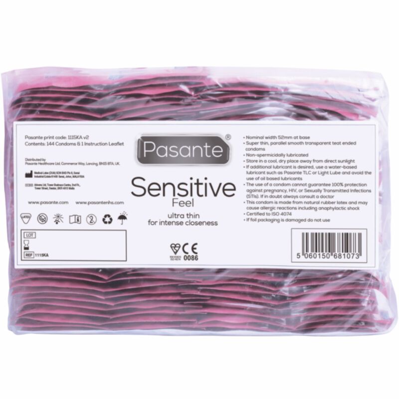 Paquet de préservatifs. Inscription: Pasante Sensitive Feel. Contient des informations et certifications.