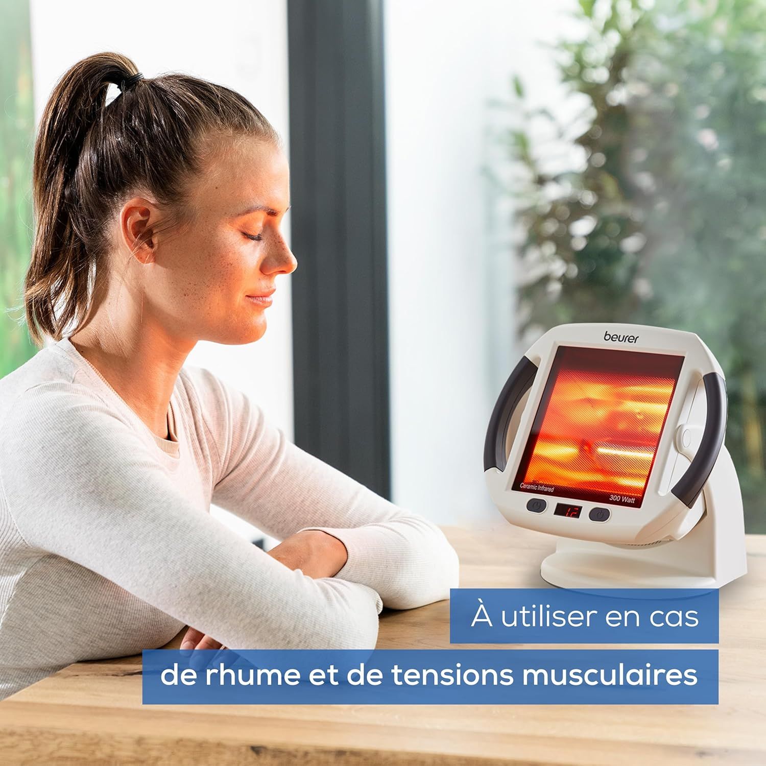 Lampe infrarouge Beurer avec boîtier blanc et poignées noires. L'appareil repose sur un socle.