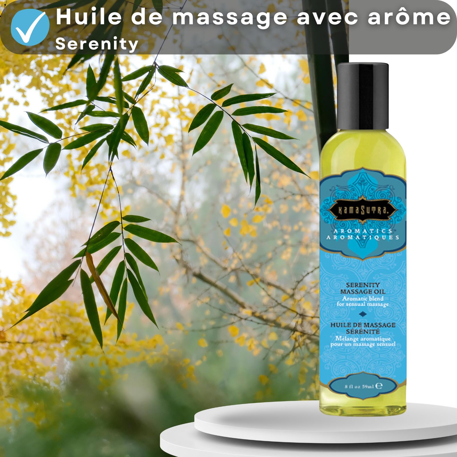 Huile de massage Kamasutra Serenity. Bouteille devant fond naturel. Huile aromatique. Étiquette bleue.