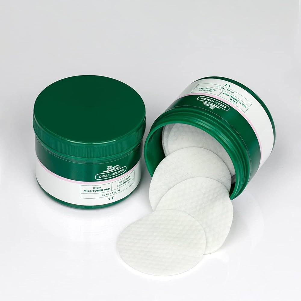 Groene pot en deksel, open. Witte toner pads ernaast. Opschrift: CICA x HYALON, CICA Mild Toner Pad. Merk: VT.
