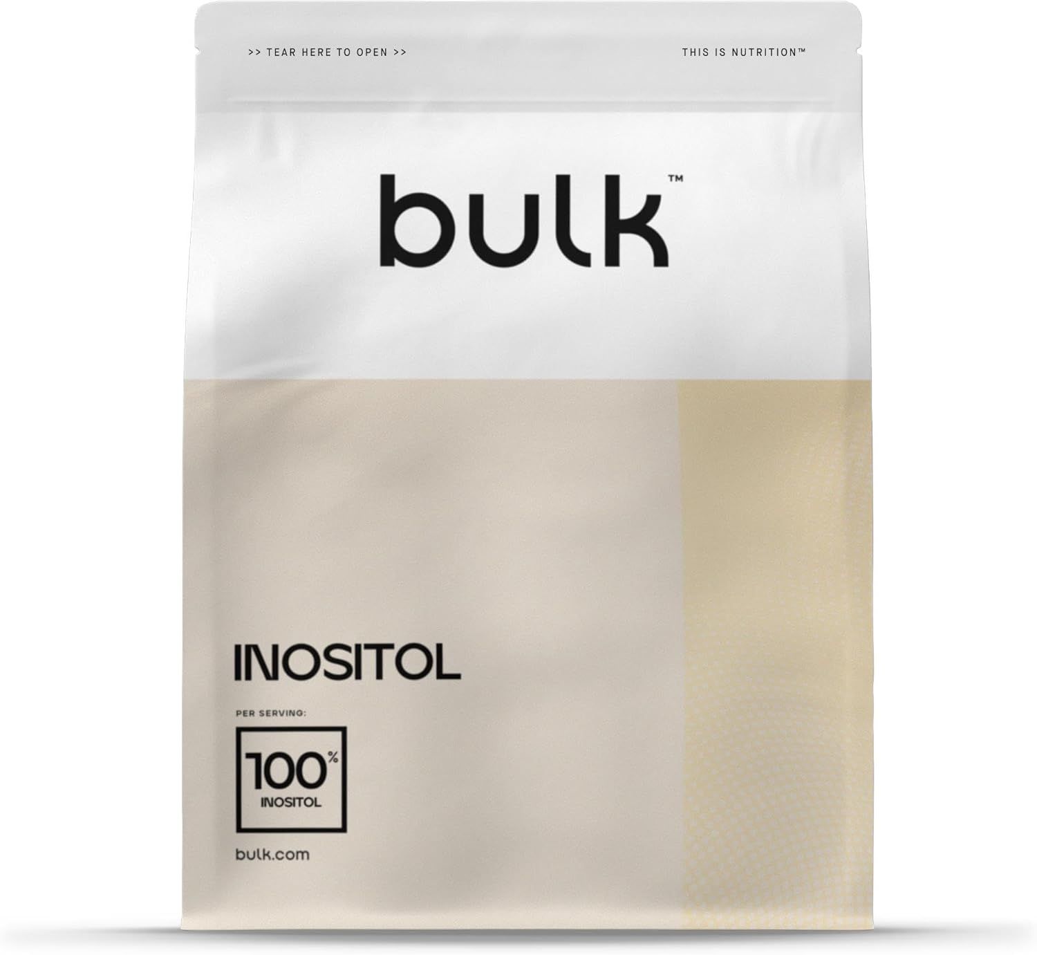 Witte "bulk"-zak met logo en tekst "INOSITOL". Bevat 100% inositol. Opschrift: "THIS IS NUTRITION".