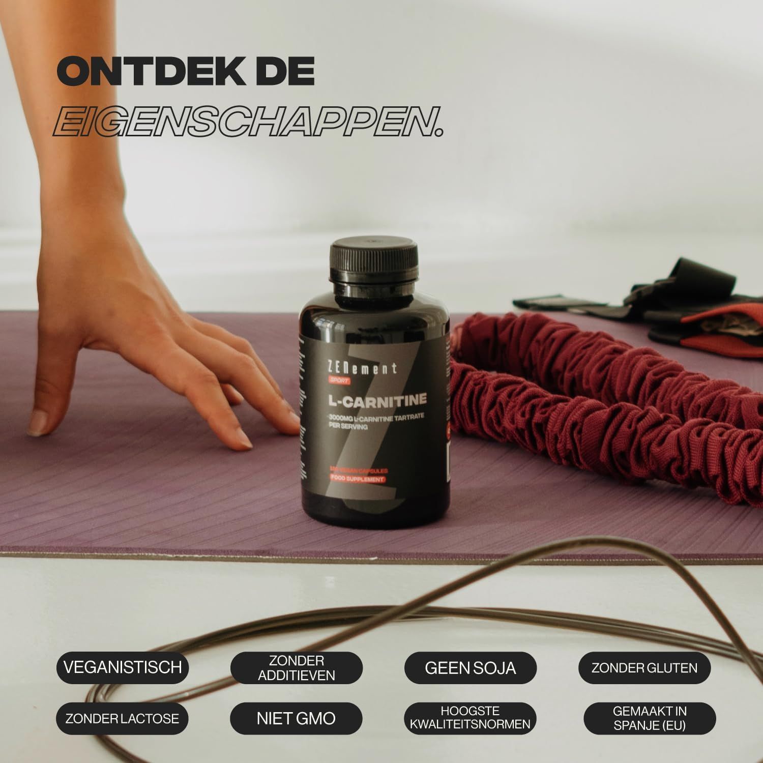 Zenement L-Carnitine pot op yogamat, omringd door fitnessapparatuur en iconen (veganistisch, zonder toevoegingen, etc.).