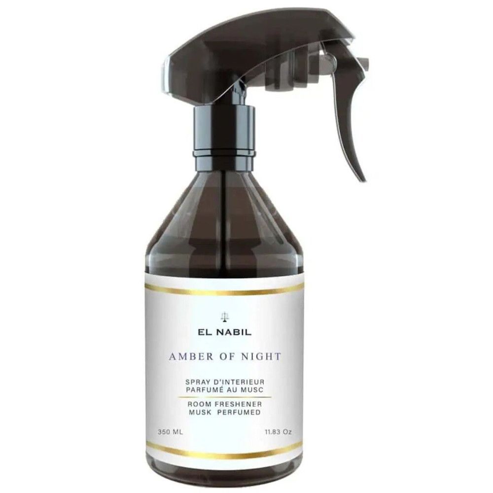 Bruine sprayfles met wit etiket. Opschrift: EL NABIL, AMBER OF NIGHT, kamerverfrisser, musk geparfumeerd. Zwarte sproeikop.