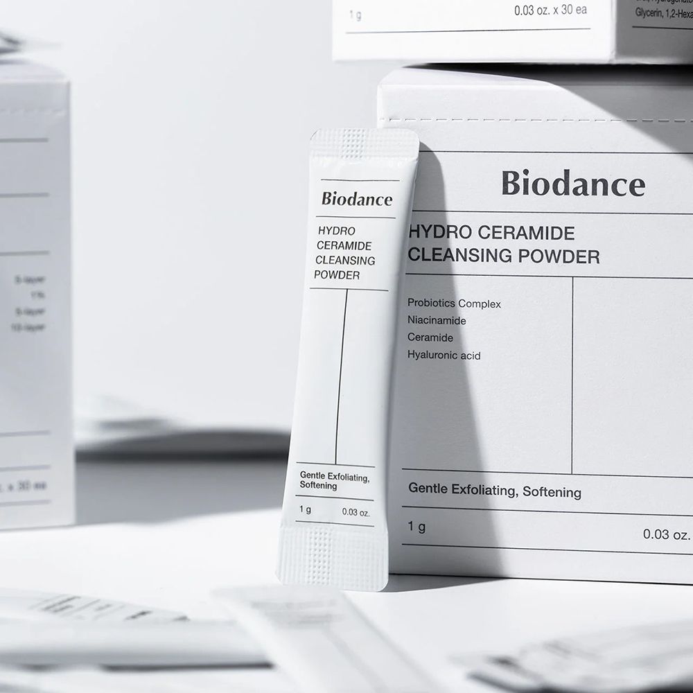 Sachet individuel de poudre nettoyante. Inscription : Biodance Hydro Ceramide Cleansing Powder. Design blanc.